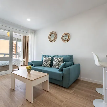 Malagasuite Modern With Pool טורמולינוס