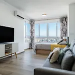 Malagasuite Modern With Pool טורמולינוס