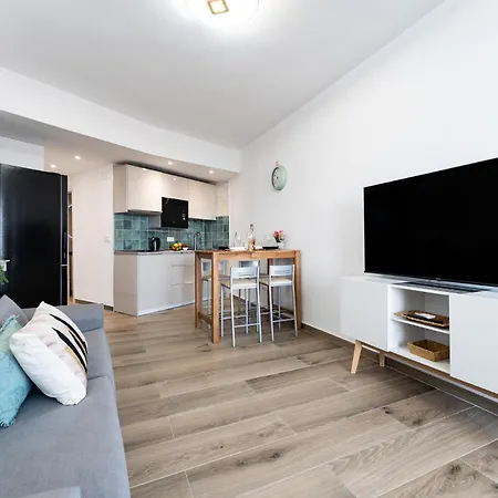 Malagasuite Modern With Pool Апартаменти